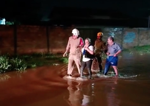 Bombeiros resgatam oito pessoas durante alagamento 