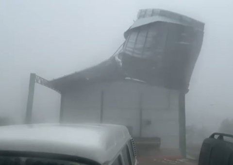 Ciclone destelha casas e escolas com rajadas de vento acima dos 100 km/h