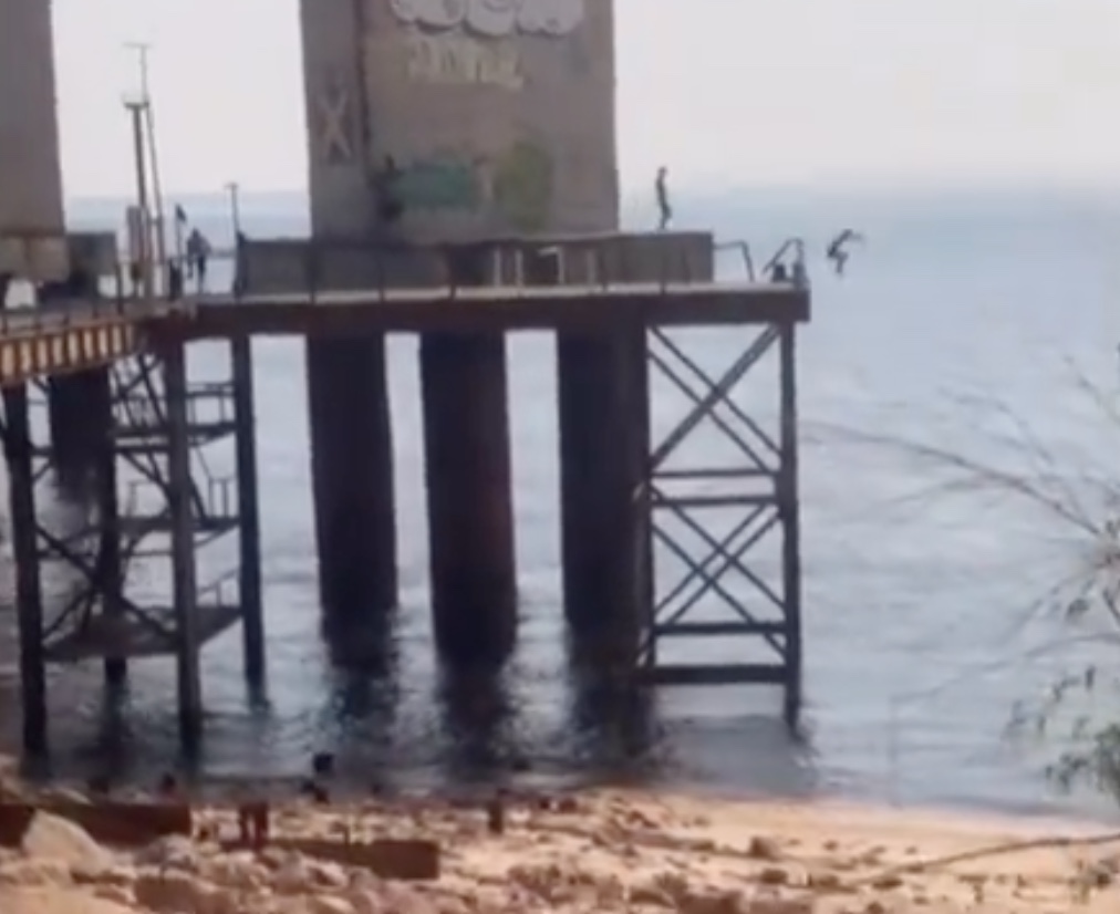 Vídeo mostra crianças pulando da Ponte do Rio Negro em meio à seca