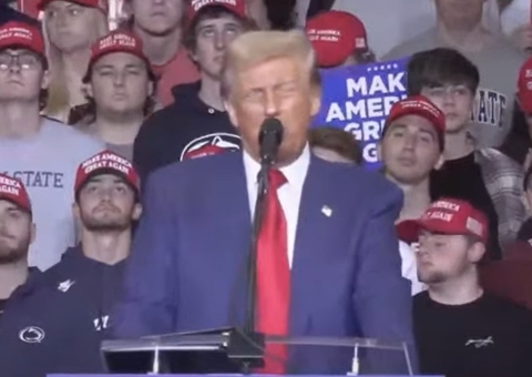 Trump faz comício em Nova York e é acusado de repetir ato nazista 