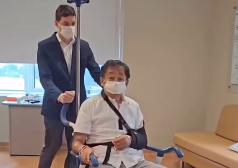 Prefeito que levou tiro de fuzil chora ao votar em Taboão da Serra