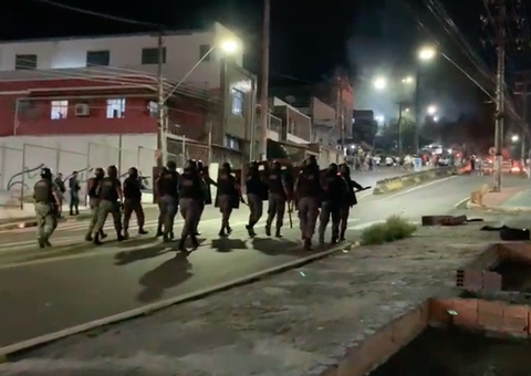 Familiares e amigos protestam após morte de jovem que caiu baleado em rio em Manaus