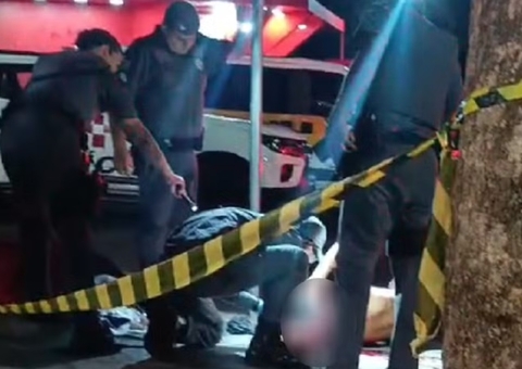 Mulher é esfaqueada pelo namorado em bar após postar foto no status do WhatsApp