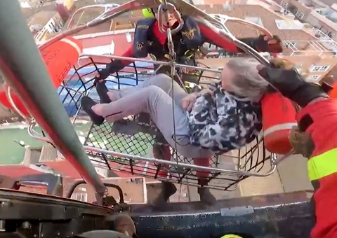 Vídeo: Idosa e bebê são resgatados de enchente na Espanha
