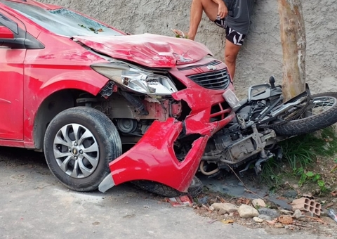 Motociclista e passageira são arremessados contra árvore em violento acidente em Manaus