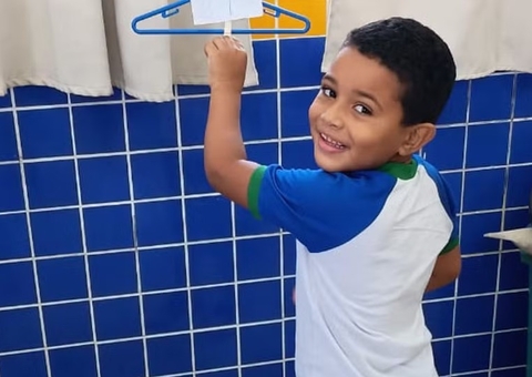 Menino de 5 anos morre após ser baleado enquanto saía de mercado com a mãe