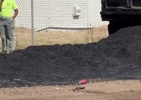 Trabalhador morre soterrado por carga de asfalto escaldante