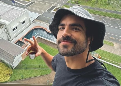 Caio Castro é clicado comprando tênis falsificado na China