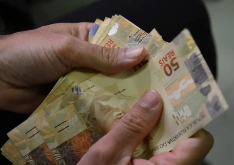 Governo estuda incluir abono no corte de gastos e descarta desvincular benefícios de salário mínimo