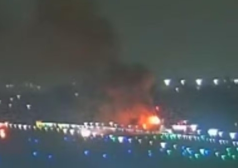 Avião pega fogo durante voo e faz pouso de emergência em aeroporto