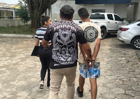 Homem é preso após ir ao trabalho da ex-esposa e tentar beijá-la à força em Parintins