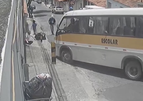 Motorista de ônibus escolar prensa adolescente contra muro de casa durante acidente; vídeo