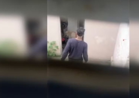 Homem é flagrado espancando cachorro com chave de roda