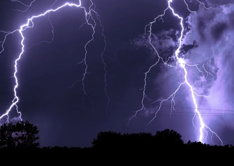 Homem morre atingido por raio enquanto pilotava moto