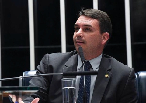 Flávio Bolsonaro critica operação da PF e diz que 'pensar em matar não é crime' 