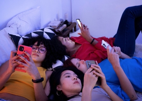 Austrália aprova lei inédita que proíbe redes sociais para menores de 16 anos