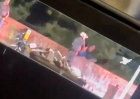 Treze policiais são afastados após PM jogar homem de ponte
