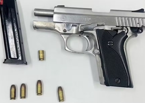 Homem é detido com arma e atira contra a própria genitália