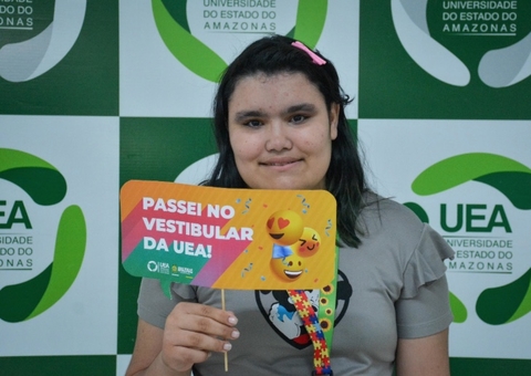 Jovem com autismo comemora aprovação em vestibular da UEA