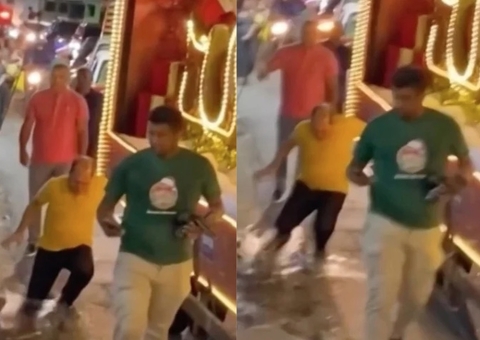 Prefeito cai em buraco durante desfile de Natal e vídeo viraliza
