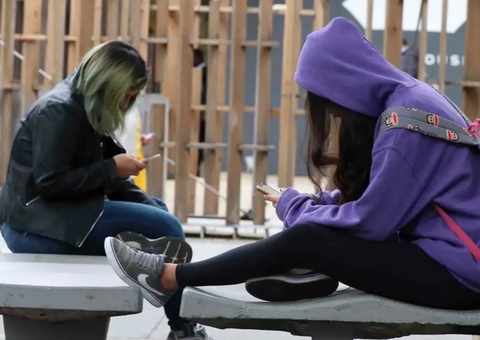 Veto a celulares nas escolas deve ser aprovado na Câmara e seguir para o Senado