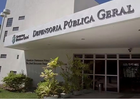 Mãe é absolvida por esfaquear mulher que estuprou sua filha de 3 anos