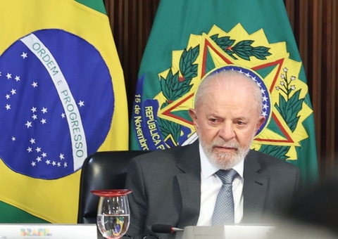 Lula evolui bem após cirurgia, mas segue internado na UTI, diz boletim médico