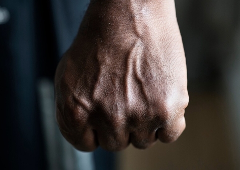  Pai invade escola e agride professor e diretor após filha ser reprovada