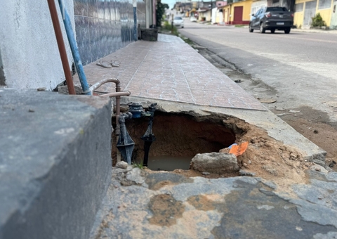 Águas de Manaus deixa buraco em calçada e coloca pedestres em risco