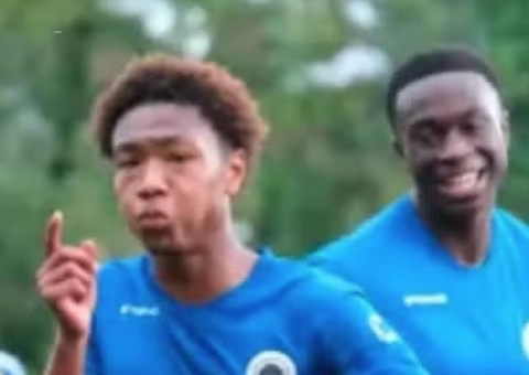 Jogador de 17 anos morre em campo e primo, estrela do futebol, presta comovente homenagem