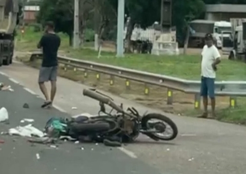 Coração de motociclista fica exposto em pista durante acidente com carreta; vídeo