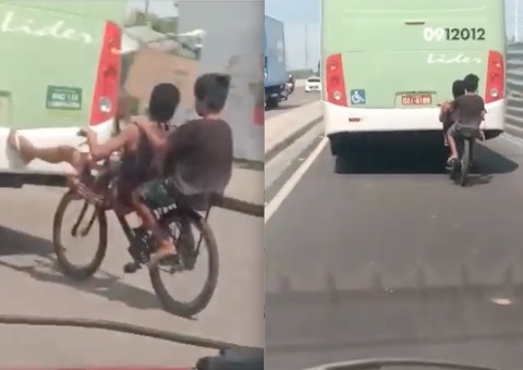 Jovens de bicicleta pegam ‘carona’ na traseira de ônibus no Jorge Teixeira