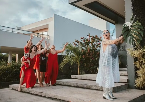 Arquiteta faz festa de divórcio com votos de amor-próprio e buquê de 'dezcasamento'