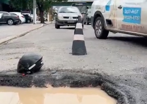 Serviço inacabado da Águas de Manaus cria buraco e gera lentidão na Djalma Batista
