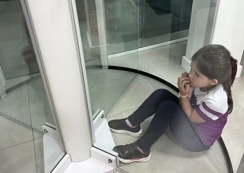 Menina fica presa em porta giratória de banco e mobiliza resgate