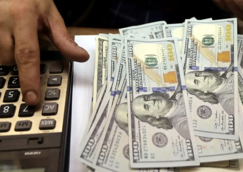 Dólar abre em alta e ultrapassa R$ 6,10 nesta terça, um dia após registrar recorde