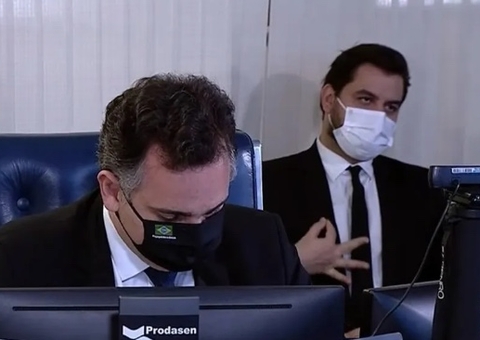 Justiça condena ex-assessor de Bolsonaro por gesto considerado racista 