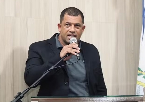 Vereador é intimado durante diplomação por suspeita de compra de votos