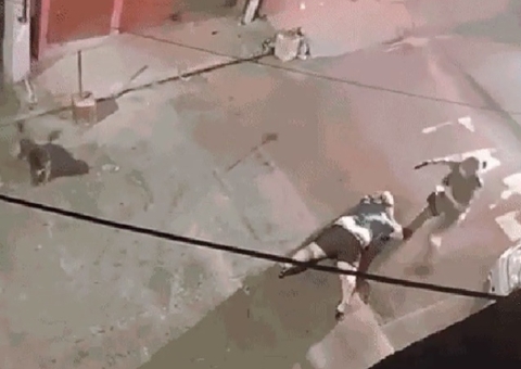 PM é flagrada dando chutes em homem rendido no chão; vídeo