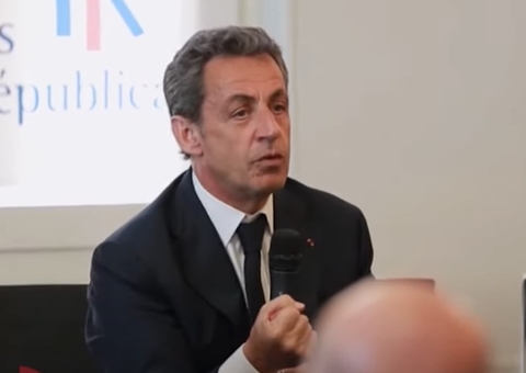Ex-presidente da França é condenado a usar tornozeleira eletrônica por corrupção