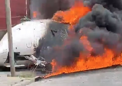 Avião particular sai da pista, atinge casa e causa mortes; vídeo