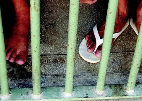 Jovem foge da prisão, busca refúgio na mãe e é entregue à polícia