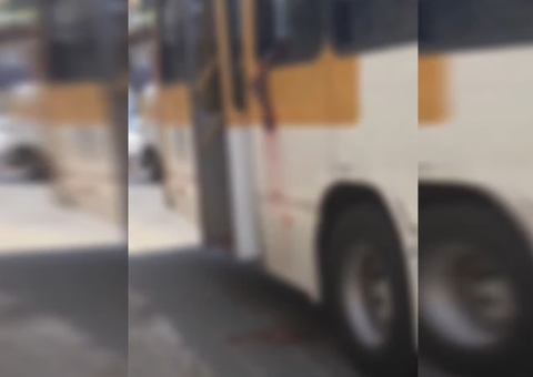 Mulher tem braço arrancado por poste ao tentar tirar selfie em ônibus 