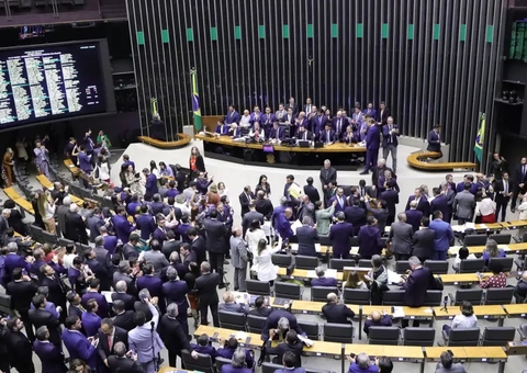 Câmara aprova PEC do corte de gastos com mudanças no abono salarial e Fundeb