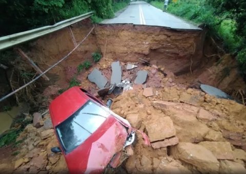 Cratera se abre no asfalto, engole veículos e idosos morrem