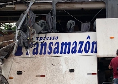 Bombeiros confirmam 3 mortes em acidente entre ônibus e carreta na AM-010