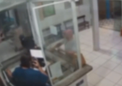 Homem embriagado destrói recepção de hospital e ameaça funcionários; vídeo