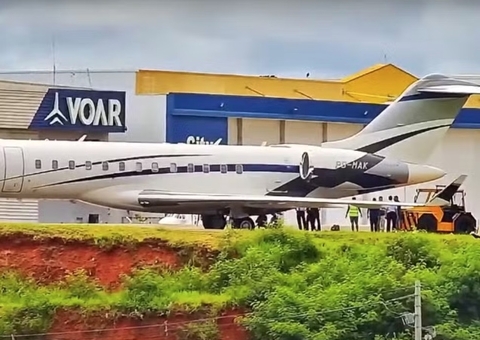 Avião fica preso em buraco após pista ceder durante decolagem em aeroporto