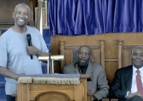 Denzel Washington é batizado em igreja e ungido a pastor: 'demorou, mas estou aqui’