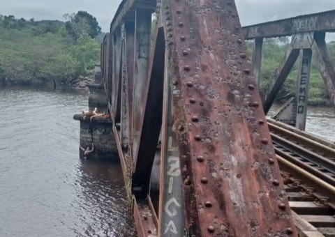 Mulher cai de ponte ao tirar foto e é salva pelo namorado com cadarço